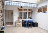 Moderně vybavený apartmán, který se nachází v klidné části starých 50m Murtera.Restoran pry...
