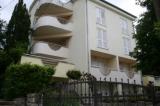 Rodinný apartmán moderně zařízené. Skládá se z terasy, kuchyň, obývací pokoj, koupelna, dv...