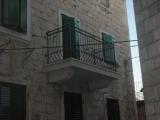Apartmány se nacházejí v centru města Makarska, ve starém rekonstruovaném domě pod ochranou pam...