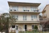Byt má 2 koupelny, balkon s výhledem na moře a židle, obývací pokoj, 4 ložnice, velká hala a...