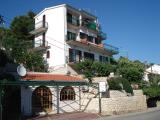 Apartmány Ivan jsou na ostrově Čiovo, pouhých <strong>5 minut chůze od starého města Trogir a...