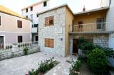 Chaty, apartmány (apartmán) v Podstrana 9 km od centra Splitu: 3 ložnice, obývací pokoj, kuchyň,...